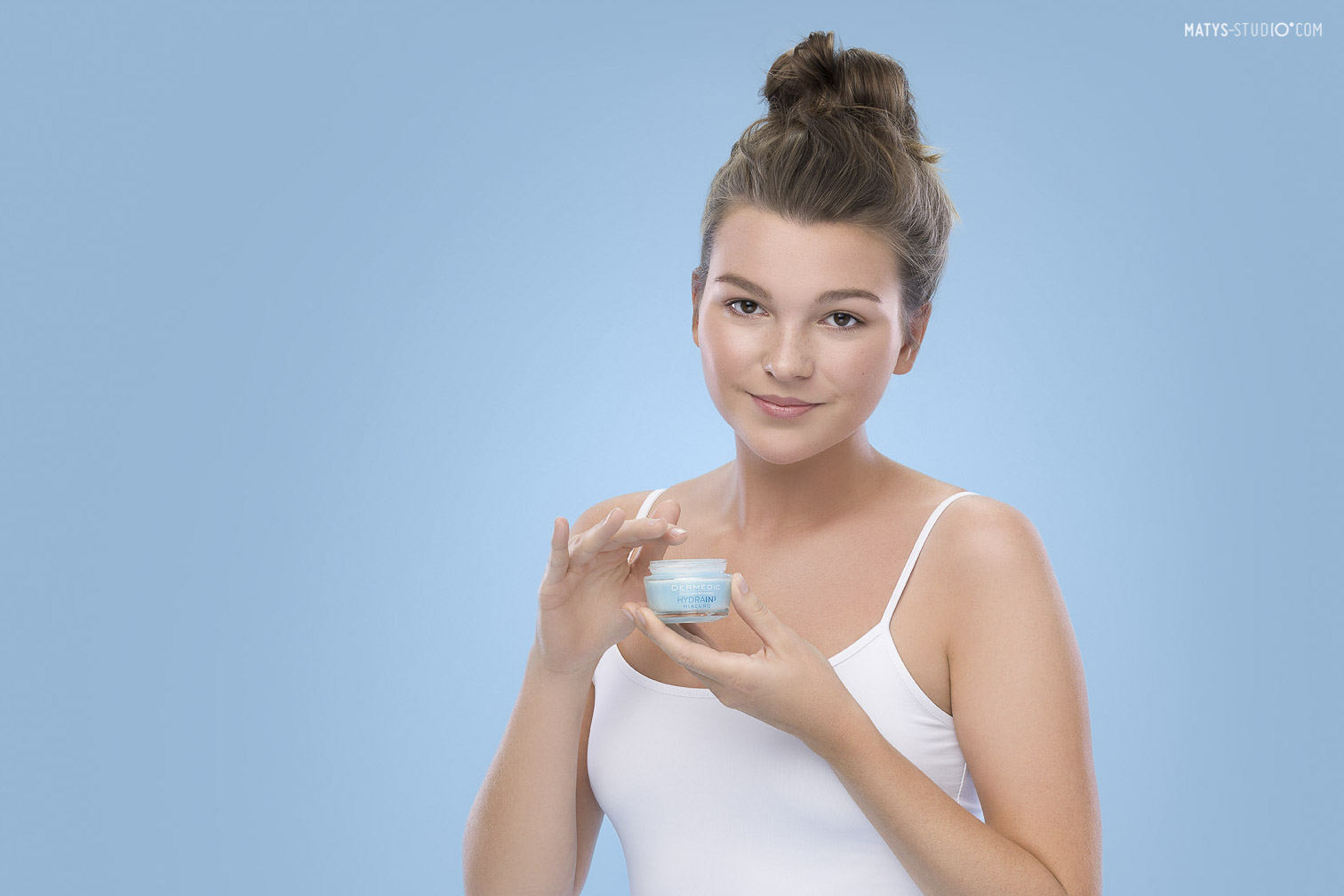Fotografia beauty modelki reklamująca kosmetyki Dermedic