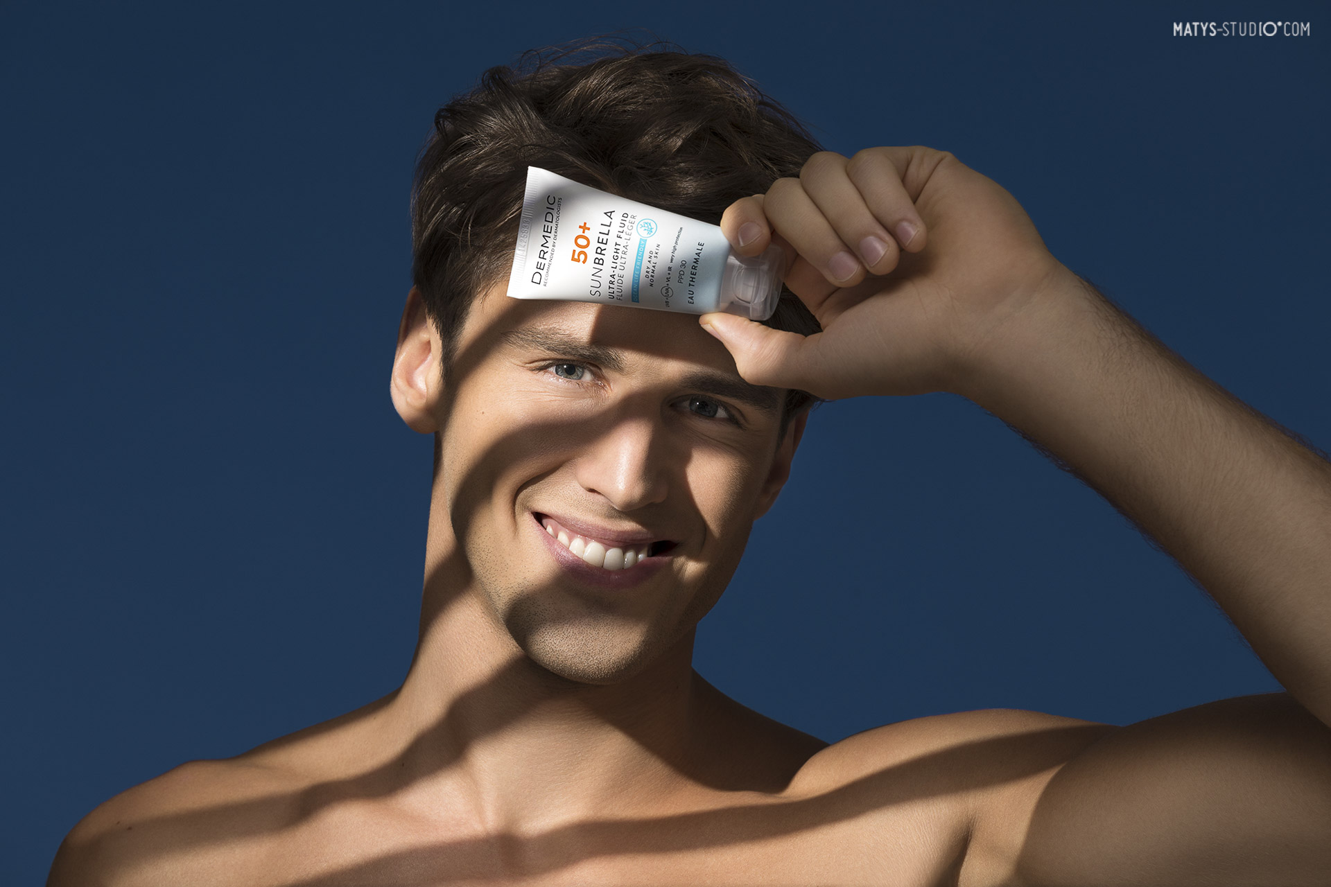 Fotografia beauty z efektem cienia żaluzji na twarzy, zdjęcia reklamowe kosmetyków Dermedic Sunbrella