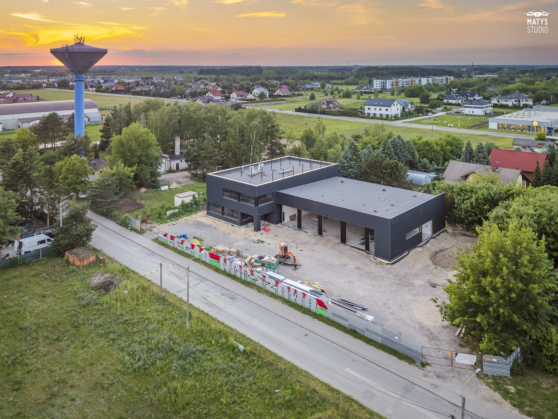 zdjecia_z_drona_tarczyn_warszawa_2 budynek nowej strażnicy pożarnej, zdjęcie z drona na końcowym etapie budowy.