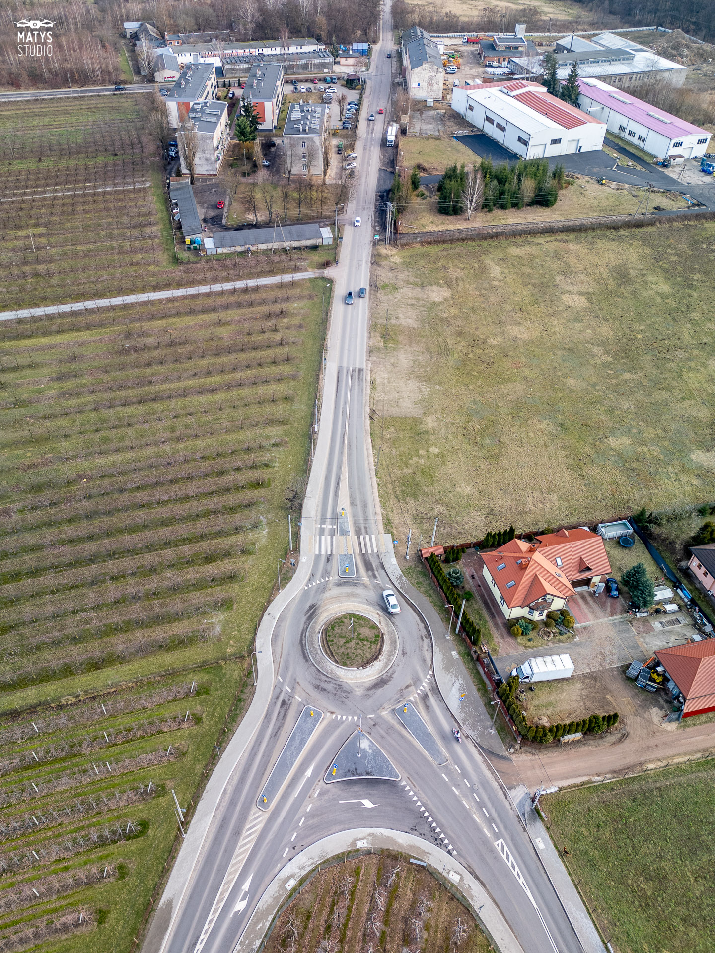 zdjecia_z_drona_tarczyn_warszawa_7 Rondo i odchodzące ulice tworzące kształt wieży Eiffla, artystyczne zdjęcie infrastruktury z drona.