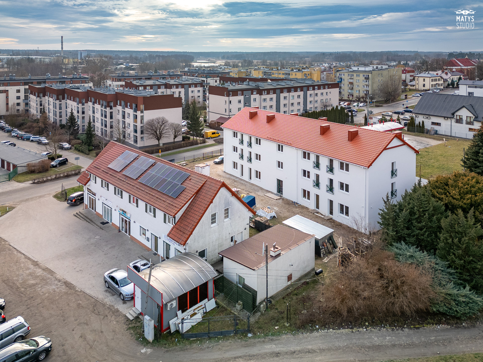 zdjecia_z_drona_tarczyn_warszawa_8 Nowo wybudowany nowoczesny budynek mieszkalno-usługowy, prezentacja inwestycji z drona.